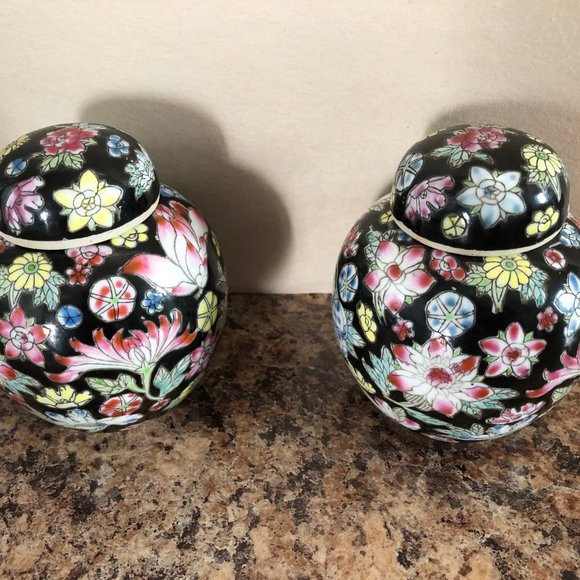 Pair of China Jingdezhen Chinese porcelain lidded jars black floral handpainted - Picture 4 of 6